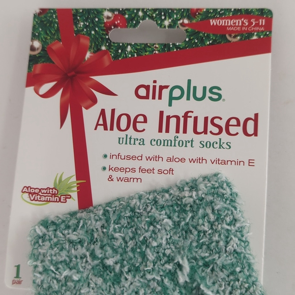 NEW: cozy aloe-infused reindeer socks - Picture 2 of 4